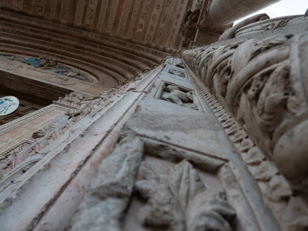 Katedra w Verona, zewnętrznej architektury romańskiej z bestiariusza rzeźbione w marmur — Zdjęcie stockowe