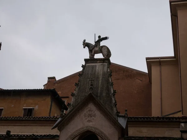 View on church of Santa Maria Antica is a Romanesque church located in the historic center of Verona — стоковое фото