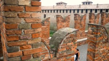 Verona, aşık turistler için hedef Castelvecchio'yu Bridge'de Adige nehirden görünümünü