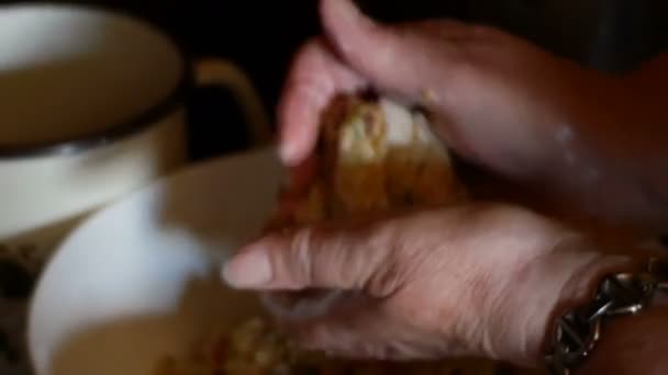 En kock, kompakt boll pasta för beredning av tyrolska dumplings — Stockvideo