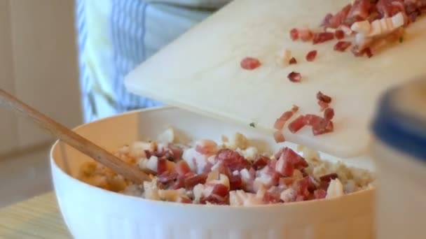 Cuoca, mette le uova e lo speck a cubetti nell'impasto degli gnocchi tirolesi — Video Stock