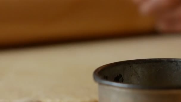 Perto de um carimbo de macarrão em uma mesa farinhada — Vídeo de Stock