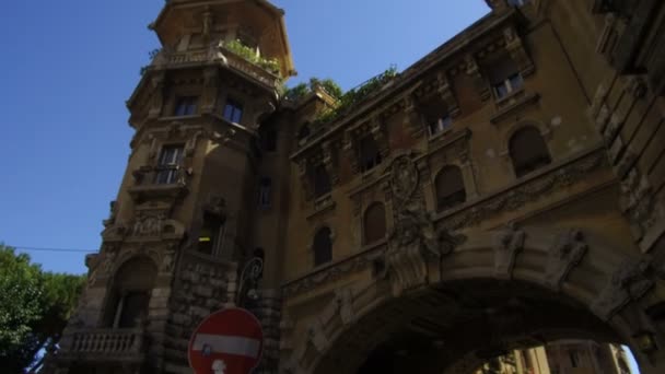 Arco a la entrada del famoso barrio de Coppede en Roma — Vídeos de Stock