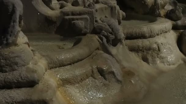 Fontána žabek ve slavné čtvrti Coppede v Římě — Stock video