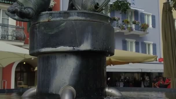 Fountain dedicated to San Floriano in the town of Lienz, Austria — Stock Video