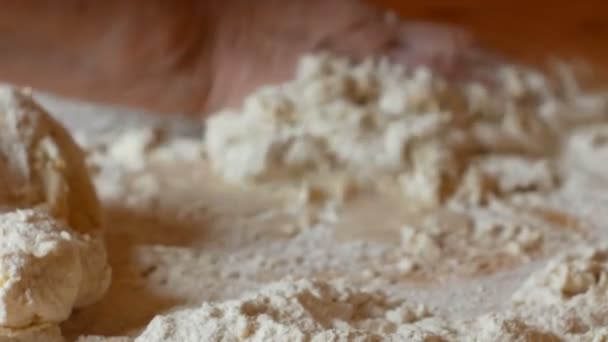 年配の女性は小麦粉に水を入れる — ストック動画