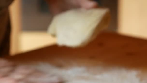 Fermer sur une table de travail où la pâte est étalée — Video