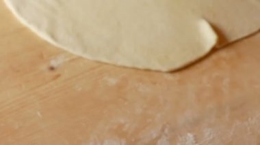 oklava ile dışarı haddelenmiş makarna yakın