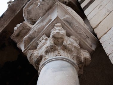 Verona'daki Korint başkentlerinin ayrıntıları