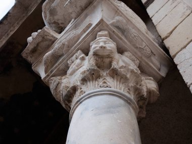 Verona'daki Korint başkentlerinin ayrıntıları