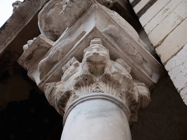 Detalhes das capitais coríntias em Verona — Fotografia de Stock