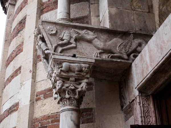 Dettagli delle capitali corinzie a Verona — Foto Stock