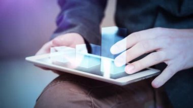 işadamı bir tablet üzerinde hologram grafik ile etkileşim