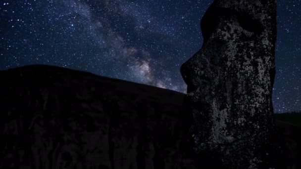 Zeitraffer mit Sternen, im Vordergrund Statue Moai auf der rano raraku Vulkan Osterinsel, Chile — Stockvideo