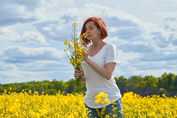 Сезон Аллергии Пыльцу Цветение Девушка Нюхающая Цветы Поле — стоковое фото
