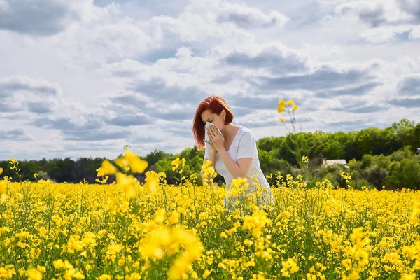 Allergisch Voor Stuifmeel Bloeitijd Niest Een Meisje Een Bloemenveld — Stockfoto