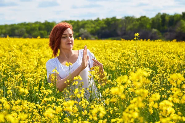 Девушки Аллергия Пыльцу Боится Понюхать Цветы — стоковое фото