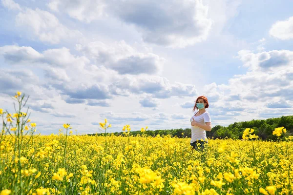 Девушка Аллергией Пыльцу Медицинской Маске Поле Цветущего Рапса — стоковое фото