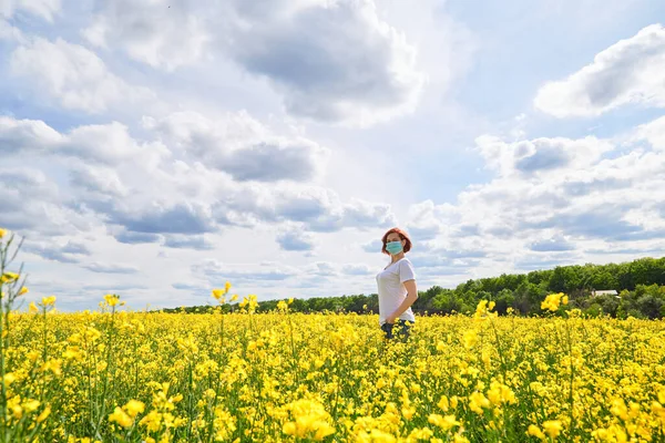 Девушка Аллергией Пыльцу Медицинской Маске Поле Цветущего Рапса — стоковое фото