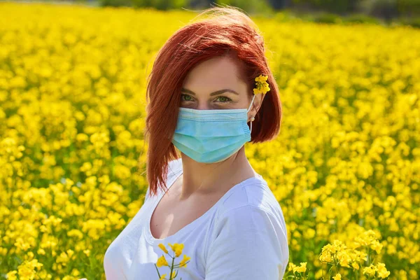 Girl Medical Mask Field Flowers Protects Herself Allergy Pollen Plants — Stock Photo, Image