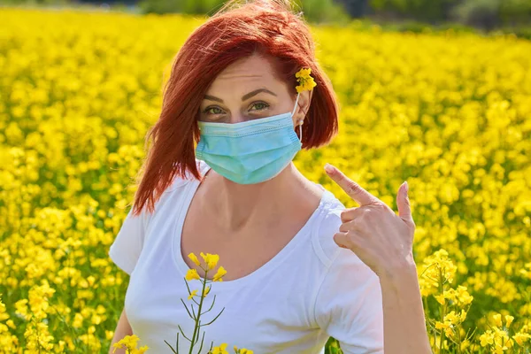 Girl Medical Mask Field Flowers Protects Herself Allergy Pollen Plants — Stock Photo, Image