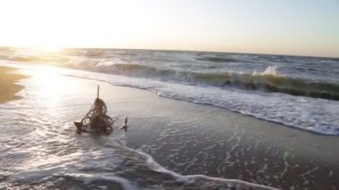 Güneş doğarken deniz manzarası. Deniz dalgası ve çapa kumlu kıyı