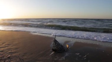 Güneş doğarken deniz manzarası. Deniz dalgası ve çapa kumlu kıyı
