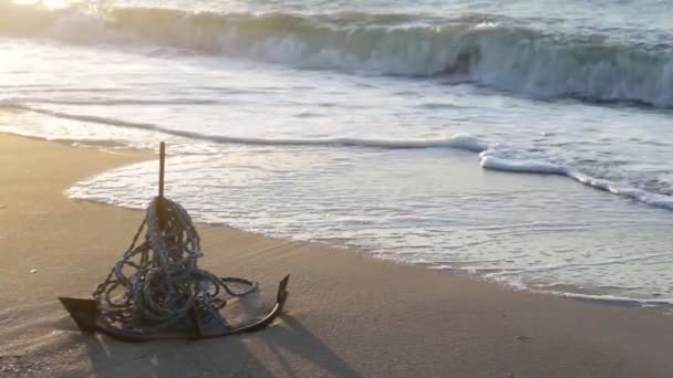 Güneş doğarken deniz manzarası. Deniz dalgası ve çapa kumlu kıyı — Stok video