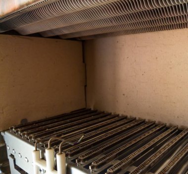 Gaz kazanının aygıtı. Enjeksiyon ocağı ve bakır ısı değiştirici. kıvılcım ateşleme elektrodu.