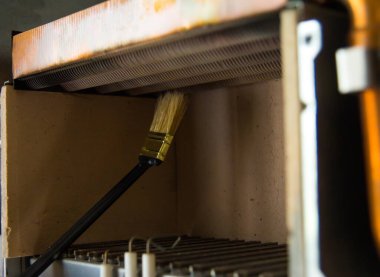 Gaz kazanını fırçayla temizleyin. arıza önleme