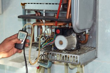 Gaz kazanının tamiri, bir servis departmanının kurumu ve bakımı. Gaz basıncının manometreye göre ayarlanması