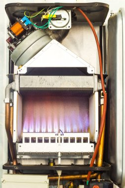 Gaz kazanının içindeki gaz alevi.