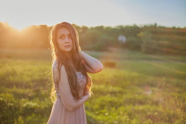 Dívka Béžových Šatech Létě Zelené Louce Jasném Podsvíceném Slunci — Stock fotografie