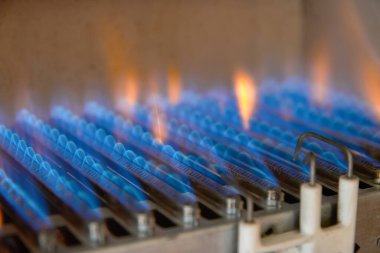Isıtma cihazında gaz yanıyor. Paslanmaz çelik ocağı bakır ısı değiştiriciyi ısıtır.