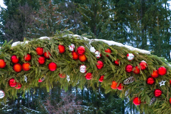 Weihnachtsdekor Bogen Sich Aus Den Nadeln Von Zweigen Und Kugeln — Stockfoto