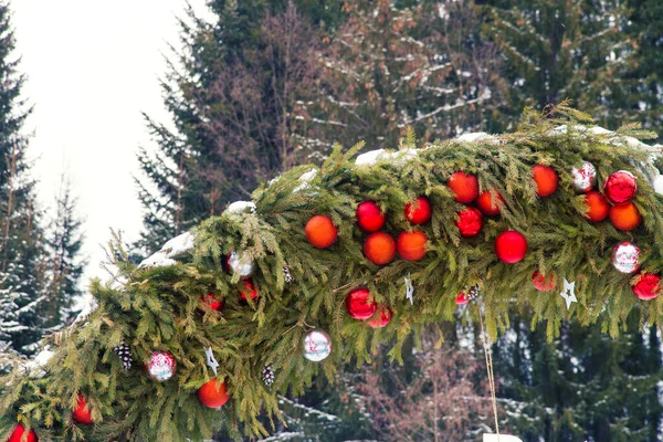 Weihnachtsdekor Bogen Sich Aus Den Nadeln Von Zweigen Und Kugeln — Stockfoto