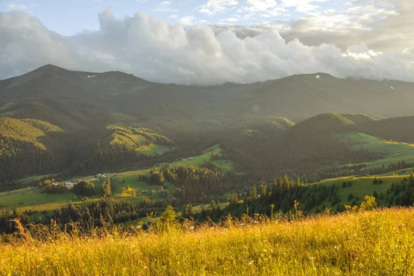 Montanha Paisagem Verão Com Colinas Verdes Arborizadas Bela Paisagem Ensolarada — Fotografia de Stock