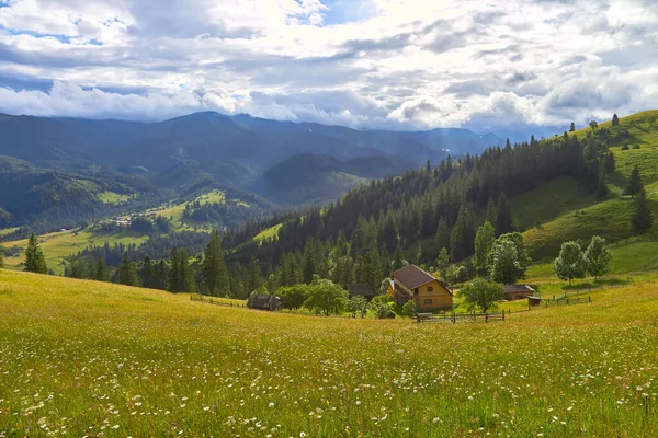 木造の家と山の中で きれいな空気に定住 画面上の写真 — ストック写真