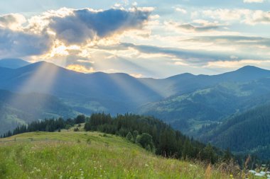 Güneş ışınlarındaki dağ vadisi