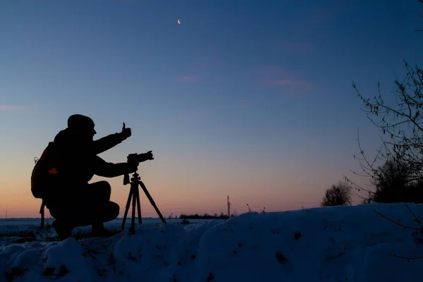Sylwetka Fotografa Szczycie Góry Wschodzie Zachodzie Słońca — Zdjęcie stockowe