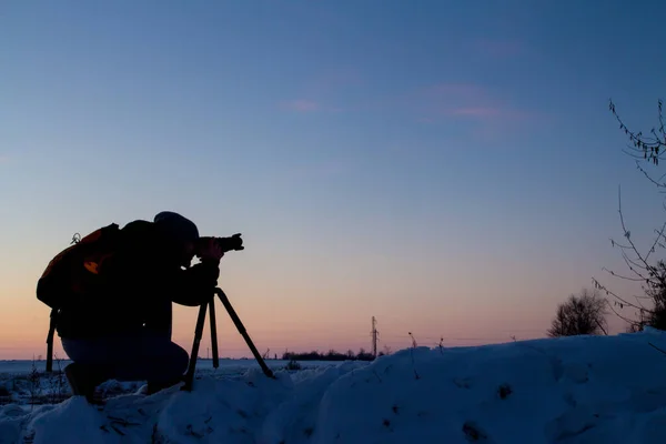 Sylwetka Fotografa Szczycie Góry Wschodzie Zachodzie Słońca — Zdjęcie stockowe