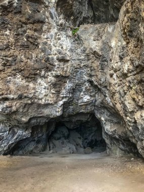 Taş dağındaki mağaranın girişi.