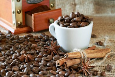 kavrulmuş kahve çekirdekleri ve öğütülmüş kahve öğütücüsü.