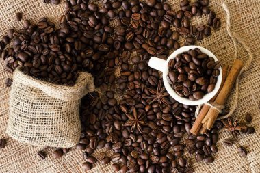 Taze kavrulmuş kahve çekirdekleri ve taze öğütme.