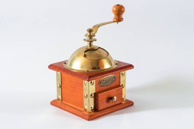 Kahve öğütücüsü beyaz üzerine izole edilmiş.