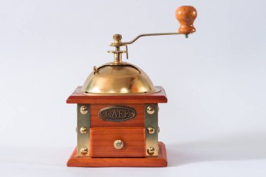 Kahve öğütücüsü beyaz üzerine izole edilmiş.