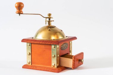 Kahve öğütücüsü beyaz üzerine izole edilmiş.