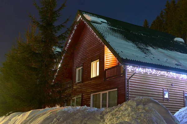 Casa Madeira Neve Com Guirlandas Uma Noite Inverno Uma Casa — Fotografia de Stock
