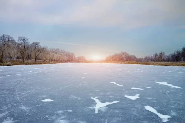 Sol Sobre Lago Congelado Uma Noite Inverno — Fotografia de Stock