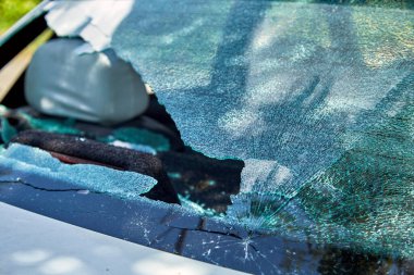 Holiganlar arabanın arka camını kırdılar, yolda sorun çıktı..